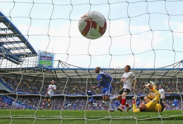 LONDON, ENGLAND - MAY 02:  Nicolas Anelka of Chelsea scores the first goal during the Barclays Premier League match between Chelsea and Fulham at Stamford Bridge on May 2, 2009 in London.  (Photo by Clive Rose/Getty Images)
