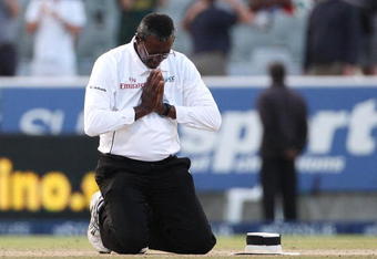 CAPE TOWN, SOUTH AFRICA - MARCH 22:  Umpire Steve Bucknor prays on the pitch at the end of his final Test Match during day four of the third Test between South Africa and Australia played at Newlands on March 22, 2009 in Cape Town, South Africa.  (Photo by Hamish Blair/Getty Images)