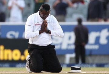 CAPE TOWN, SOUTH AFRICA - MARCH 22:  Umpire Steve Bucknor prays on the pitch at the end of his final Test Match during day four of the third Test between South Africa and Australia played at Newlands on March 22, 2009 in Cape Town, South Africa.  (Photo by Hamish Blair/Getty Images)