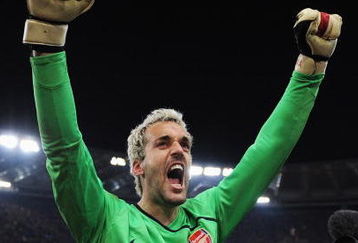 ROME - MARCH 11: Manuel Almunia of Arsenal celebrates victory after penalties during the UEFA Champions League, Round of Last 16, Second Leg match between AS Roma and Arsenal at the Stadio Olimpico on March 11, 2009 in Rome, Italy.  (Photo by Shaun Botterill/Getty Images)