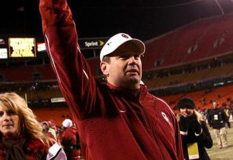 KANSAS CITY, MO - DECEMBER 06:  Head Coach Bob Stoops of the Oklahoma Sooners waves to the crowd after defeating the Missouri Tigers 62-21 to win the Big 12 Championship at Arrowhead Stadium on December 6, 2008 in Kansas City, Missouri.  (Photo by Jonathan Ferrey/Getty Images)