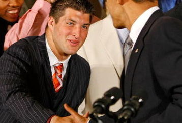WASHINGTON - APRIL 23:  U.S. President Barack Obama (R) shakes hands with University of Florida mens football quaterback and Heisman Trophy winner Tim Tebow in the East Room of the White House April 23, 2009 in Washington, DC. Obama hosted the 2009 national champion Gators, who presented the president with a custom jersey and football.  (Photo by Chip Somodevilla/Getty Images)