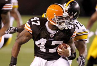 CLEVELAND - SEPTEMBER 14: Lawrence Vickers #47 of the Cleveland Browns tries to get around James Harrison #92 of the Pittsburgh Steelers during a first quarter  on September 14, 2008 at Cleveland Browns Stadium in Cleveland, Ohio.  (Photo by Gregory Shamus/Getty Images)