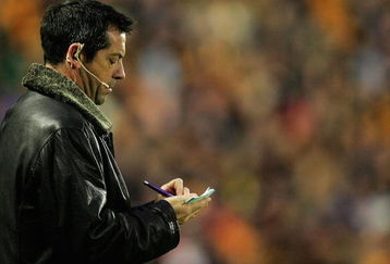 HULL, UNITED KINGDOM - DECEMBER 20:  Phil Brown, manager of Hull City, makes notes during the Barclays Premier League match between Hull City and Sunderland at the KC Stadium on December 20, 2008 in Hull, England.  (Photo by Matthew Lewis/Getty Images)
