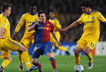 BARCELONA, SPAIN - APRIL 28:  Lionel Messi of Barcelona is crowded out by John Terry (L), John Obi Mikel (2L) and Michael Ballack of Chelsea (R) during the UEFA Champions League Semi Final First Leg match between Barcelona and Chelsea at the Nou Camp Stadium on April 28, 2009 in Barcelona, Spain.  (Photo by Jasper Juinen/Getty Images)