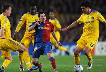 BARCELONA, SPAIN - APRIL 28:  Lionel Messi of Barcelona is crowded out by John Terry (L), John Obi Mikel (2L) and Michael Ballack of Chelsea (R) during the UEFA Champions League Semi Final First Leg match between Barcelona and Chelsea at the Nou Camp Stadium on April 28, 2009 in Barcelona, Spain.  (Photo by Jasper Juinen/Getty Images)