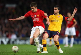 MANCHESTER, ENGLAND - APRIL 29:  Cesc Fabregas of Arsenal battles for the ball with Michael Carrick of Manchester United during the UEFA Champions League Semi Final First Leg match between Manchester United and Arsenal at Old Trafford on April 29, 2009 in Manchester, England.  (Photo by Clive Brunskill/Getty Images)