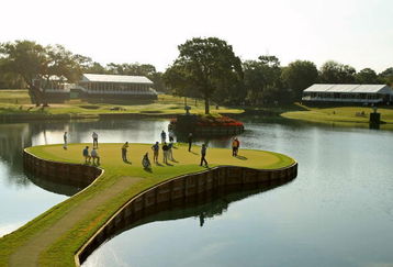 PONTE VEDRA BEACH, FL - MAY 07:  Players putt and survey the 17th island green during practice for the THE PLAYERS Championship on THE PLAYERS Stadium Course at TPC Sawgrass on May 7, 2008 in Ponte Vedra Beach, Florida.  (Photo by Richard Heathcote/Getty Images)