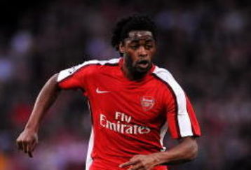 LONDON, ENGLAND - MAY 05:  Alexandre Song of Arsenal in action during the UEFA Champions League Semi Final Second Leg match between Arsenal and Manchester United at Emirates Stadium on May 5, 2009 in London, England.  (Photo by Shaun Botterill/Getty Images)