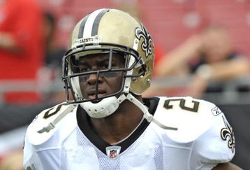 TAMPA, FL - NOVEMBER 30:  Running back Reggie Bush #25 of the New Orleans Saints warms up against the Tampa Bay Buccaneers at Raymond James Stadium on November 30, 2008 in Tampa, Florida.  (Photo by Al Messerschmidt/Getty Images)