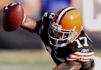 CLEVELAND - DECEMBER 21: Braylon Edwards #17 of the Cleveland Browns reaches for a first quarter first down over Jamar Fletcher #25 of the Cincinnati Bengals at Cleveland Browns Stadium December 21, 2008 in Cleveland, Ohio.  (Photo by Gregory Shamus/Getty Images)