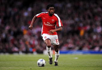 LONDON, ENGLAND - MAY 05:  Alexandre Song of Arsenal in action during the UEFA Champions League Semi Final Second Leg match between Arsenal and Manchester United at Emirates Stadium on May 5, 2009 in London, England.  (Photo by Shaun Botterill/Getty Images)