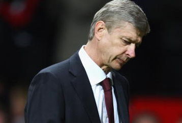 MANCHESTER, ENGLAND - APRIL 29:  Arsenal Manager Arsene Wenger walks off at the end of the UEFA Champions League Semi Final First Leg match between Manchester United and Arsenal at Old Trafford on April 29, 2009 in Manchester, England.  (Photo by Clive Brunskill/Getty Images)