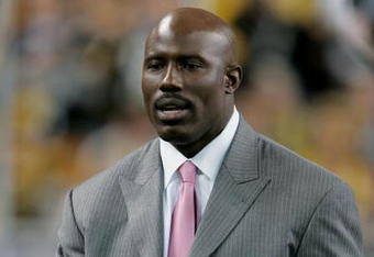 DETROIT - FEBRUARY 05:  Former Denver Broncos running bacl and MVP of Super Bowl XXXII Terrell Davis is introduced prior to Super Bowl XL between the Seattle Seahawks and the Pittsburgh Steelers at Ford Field on February 5, 2006 in Detroit, Michigan.  (Photo by Brian Bahr/Getty Images)