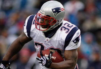 ORCHARD PARK, NY - DECEMBER 28:  LaMont Jordan #32 of the New England Patriots carries the ball during the game against the Buffalo Bills on December 28, 2008 at Ralph Wilson Stadium in Orchard Park, New York. (Photo by Rick Stewart/Getty Images)