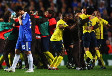 LONDON, ENGLAND - MAY 06:  Barcelona celebrate victory in the UEFA Champions League Semi Final match between Chelsea and Barcelona as Juliano Belletti of Chelsea looks dejected at Stamford Bridge on May 6, 2009 in London, England.  (Photo by Jamie McDonald/Getty Images)