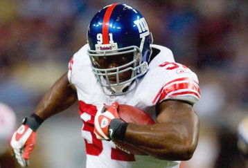 ST. LOUIS, MO - SEPTEMBER 14:  Justin Tuck #91 of the New York Giants carries the ball during the game against the St. Louis Rams at Edward Jones Dome on September 14, 2008 in St. Louis, Missouri. (Photo by Dilip Vishwanat/Getty Images)