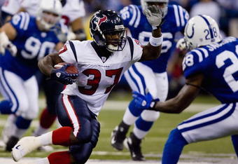 INDIANAPOLIS, IN - DECEMBER 23: Darius Walker #37 of the Houston Texans rushes against the Indianapolis Colts on December 23, 2007 at the RCA Dome in Indianapolis, Indiana.  The Colts beat the Texans 38-15.  (Photo by Dilip Vishwanat/Getty Images)