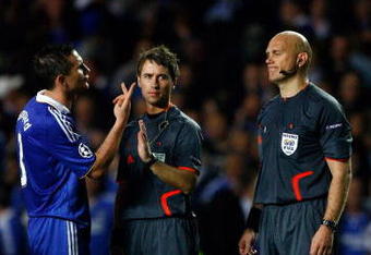 LONDON, ENGLAND - MAY 06:  Frank Lampard of Chelsea argues with referee Tom Henning Ovrebo during the UEFA Champions League Semi Final Second Leg match between Chelsea and Barcelona at Stamford Bridge on May 6, 2009 in London, England.  (Photo by Clive Rose/Getty Images)