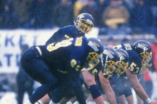 15 Nov 1997: Quarterback Chris Wallace #7 of Toledo Rockets calls the count from the line of scrimmage during the game against the Akron Zips at the Glassbowl in Toledo, Ohio. Toledo defeated Akron 42-10Mandatory Credit: Andy Lyons  /Allsport