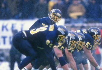 15 Nov 1997: Quarterback Chris Wallace #7 of Toledo Rockets calls the count from the line of scrimmage during the game against the Akron Zips at the Glassbowl in Toledo, Ohio. Toledo defeated Akron 42-10Mandatory Credit: Andy Lyons  /Allsport