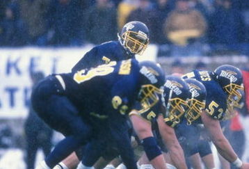 15 Nov 1997: Quarterback Chris Wallace #7 of Toledo Rockets calls the count from the line of scrimmage during the game against the Akron Zips at the Glassbowl in Toledo, Ohio. Toledo defeated Akron 42-10Mandatory Credit: Andy Lyons  /Allsport