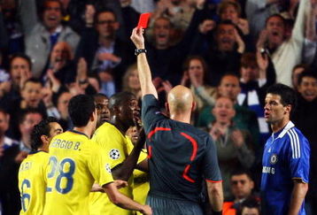 LONDON, ENGLAND - MAY 06:  Referee Tom Henning Ovrebo shows Eric Abidal of Barcelona a yellow card during the UEFA Champions League Semi Final Second Leg match between Chelsea and Barcelona at Stamford Bridge on May 6, 2009 in London, England.  (Photo by Jamie McDonald/Getty Images)