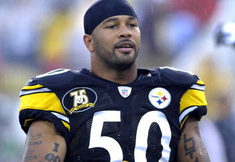 CANTON, OH - AUGUST 5:  Linebacker Larry Foote #50 warms up in the rain before the AFC-NFC Pro Football Hall of Fame Game against the New Orleans Saints at Fawcett Stadium August 5, 2007 in Canton, Ohio. (Photo by Al Messerschmidt/Getty Images)