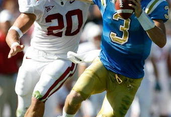 PASADENA, CA - OCTOBER 18:  Kevin Craft #3 of the UCLA Bruins runs away from Clinton Snyder #20 of the Stanford Cardinal during the first half on October 18, 2008 at the Rose Bowl in Pasadena, California.  (Photo by Harry How/Getty Images)