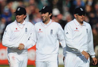 LONDON - MAY 08:  Graeme Swann (L), Graham Onions (C) and Tim Bresnan of England walk off at the end of the West Indies second innings during day three of the 1st npower Test match between England and West Indies at Lord's on May 8, 2009 in London, England.  (Photo by Shaun Botterill/Getty Images)