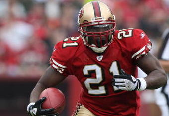 SAN FRANCISCO - DECEMBER 07:  Frank Gore #21 of the San Francisco 49ers runs against the New York Jets during an NFL game on December 7, 2008 at Candlestick Park in San Francisco, California.  (Photo by Jed Jacobsohn/Getty Images)