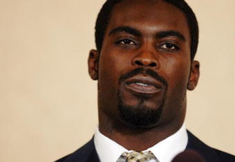 RICHMOND, VA - AUGUST 27:  Atlanta Falcons quarterback Michael Vick speaks to reporters at the Omni Richmond Hotel after agreeing to a guilty plea on charges stemming from his involvement in a dogfighting ring August 27, 2007, in Richmond, Virginia.  (Photo by Jonathan Ernst/Getty Images)