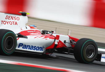BARCELONA, SPAIN - MAY 09:  Timo Glock of Germany and Toyota drives during qualifying for the Spanish Formula One Grand Prix at the Circuit de Catalunya on May 9, 2009 in Barcelona, Spain.  (Photo by Clive Mason/Getty Images)