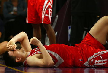 LOS ANGELES, CA - MAY 04:  Yao Ming #11 of the Houston Rockets reacts in pain after injuring his knee in the fourth quarter against the Los Angeles Lakers in Game One of the Western Conference Semifinals during the 2009 NBA Playoffs at Staples Center on May 4, 2009 in Los Angeles, California. Ming returned to the game later in the quarter. NOTE TO USER: User expressly acknowledges and agrees that, by downloading and or using this photograph, User is consenting to the terms and conditions of the Getty Images License Agreement.  (Photo by Jeff Gross/Getty Images)