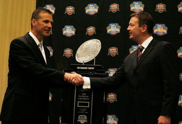 FORT LAUDERDALE, FL - JANUARY 07:  Head coach Urban Meyer of the Florida Gators and head coach Bob Stoops of the Oklahoma Sooners shake hands in front of 'The Coaches' Trophy' during the FedEx BCS Head Coaches Press Conference at Harbor Beach Marriott Resort & Spa on January 7, 2009 in Fort Lauderdale, Florida.  (Photo by Doug Benc/Getty Images)