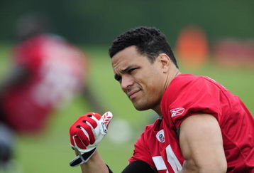 FLOWERY BRANCH, GA - MAY 9: Tight end Tony Gonzalez #88 of the Atlanta Falcons stretches during minicamp at the Falcons Complex on May 9, 2009 in Flowery Branch, Georgia.  (Photo by Paul Abell/Getty Images)