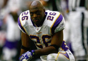 GLENDALE, AZ - DECEMBER 14:  Antoine Winfield #26 of the Minnesota Vikings kneels on one knee during a break in NFL game action against the Arizona Cardinals at the University of Phoenix Stadium on December 14, 2008 in Glendale, Arizona. The Vikings defeated the Cardinals 35-14. (Photo by Jeff Gross/Getty Images)
