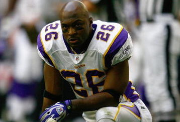 GLENDALE, AZ - DECEMBER 14:  Antoine Winfield #26 of the Minnesota Vikings kneels on one knee during a break in NFL game action against the Arizona Cardinals at the University of Phoenix Stadium on December 14, 2008 in Glendale, Arizona. The Vikings defeated the Cardinals 35-14. (Photo by Jeff Gross/Getty Images)
