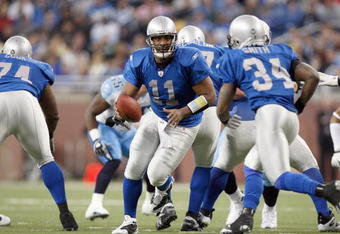 DETROIT , MI - NOVEMBER 27:  Quarterback Daunte Culpepper #11 of the Detroit Lions moves to hand off the ball to Kevin Smith #34 during the game against the Tennessee Titans on November 27, 2008 at Ford Field in Detroit, Michigan. Tennessee won the game 47-10. (Photo by Gregory Shamus/Getty Images)
