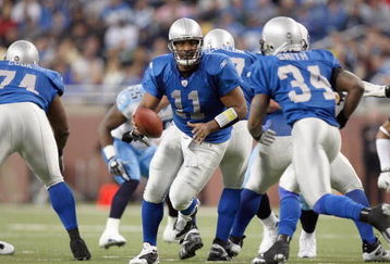 DETROIT , MI - NOVEMBER 27:  Quarterback Daunte Culpepper #11 of the Detroit Lions moves to hand off the ball to Kevin Smith #34 during the game against the Tennessee Titans on November 27, 2008 at Ford Field in Detroit, Michigan. Tennessee won the game 47-10. (Photo by Gregory Shamus/Getty Images)