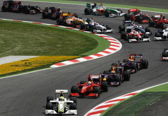 BARCELONA, SPAIN - MAY 10:  The field goes thru the first two corners at the start of the Spanish Formula One Grand Prix at the Circuit de Catalunya on May 10, 2009 in Barcelona, Spain.  (Photo by Paul Gilham/Getty Images)
