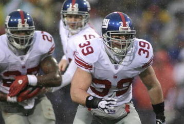 ORCHARD PARK, NY - DECEMBER 23:  Madison Hedgecock #39 of the New York Giants prepares to block for Brandon Jacobs during the game against the Buffalo Bills on December 23, 2007 at Ralph Wilson Stadium in Orchard Park, New York. (Photo by Rick Stewart/Getty Images)