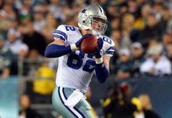 PHILADELPHIA - DECEMBER 28:  Jason Witten #82 of the Dallas Cowboys makes a catch against the Philadelphia Eagles on December 28, 2008 at Lincoln Financial Field in Philadelphia, Pennsylvania.  (Photo by Jim McIsaac/Getty Images)