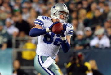 PHILADELPHIA - DECEMBER 28:  Jason Witten #82 of the Dallas Cowboys makes a catch against the Philadelphia Eagles on December 28, 2008 at Lincoln Financial Field in Philadelphia, Pennsylvania.  (Photo by Jim McIsaac/Getty Images)