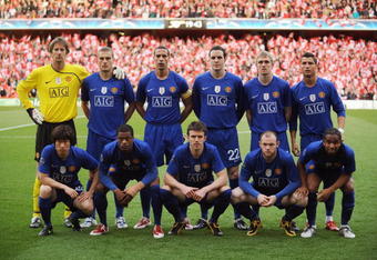 LONDON, ENGLAND - MAY 05:  Manchester United line up prior to the UEFA Champions League Semi Final Second Leg match between Arsenal and Manchester United at Emirates Stadium on May 5, 2009 in London, England.  (Photo by Shaun Botterill/Getty Images)