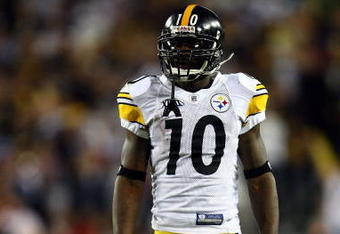 TAMPA, FL - FEBRUARY 01:  Wide receiver Santonio Holmes #10 of the Pittsburgh Steelers looks on against the Arizona Cardinals during Super Bowl XLIII on February 1, 2009 at Raymond James Stadium in Tampa, Florida.  (Photo by Chris McGrath/Getty Images)