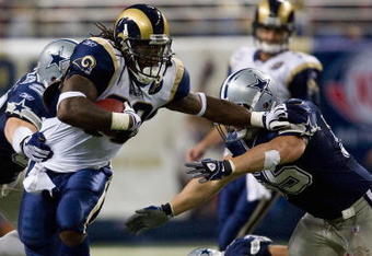 ST. LOUIS, MO - OCTOBER 19: Steven Jackson #39 of the St. Louis Rams rushes against the Dallas Cowboys at the Edward Jones Dome on October 19, 2008 in St. Louis, Missouri.  (Photo by Dilip Vishwanat/Getty Images)