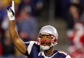 FOXBORO, MA - DECEMBER 23:  Kelley Washington #15 of the New England Patriots tries to fire up the crowd at the start of the game against the Miami Dolphins at Gillette Stadium on December 23, 2007 in Foxboro, Massachusetts.  (Photo by Jim McIsaac/Getty Images)