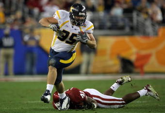 GLENDALE, AZ - JANUARY 02:  Running back Owen Schmitt #35 of the West Virginia Mountaineers runs the ball past Darien Williams #41 of the Oklahoma Sooners as Schmitt scores a 57-yard touchdown in the second quarter against the Oklahoma Sooners at the Tostito's Fiesta Bowl at University of Phoenix Stadium January 2, 2008 in Glendale, Arizona.  (Photo by Doug Pensinger/Getty Images)