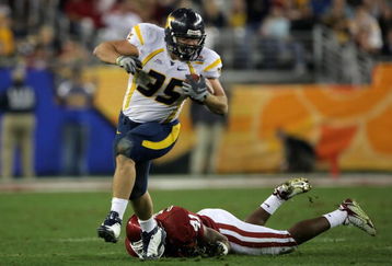 GLENDALE, AZ - JANUARY 02:  Running back Owen Schmitt #35 of the West Virginia Mountaineers runs the ball past Darien Williams #41 of the Oklahoma Sooners as Schmitt scores a 57-yard touchdown in the second quarter against the Oklahoma Sooners at the Tostito's Fiesta Bowl at University of Phoenix Stadium January 2, 2008 in Glendale, Arizona.  (Photo by Doug Pensinger/Getty Images)